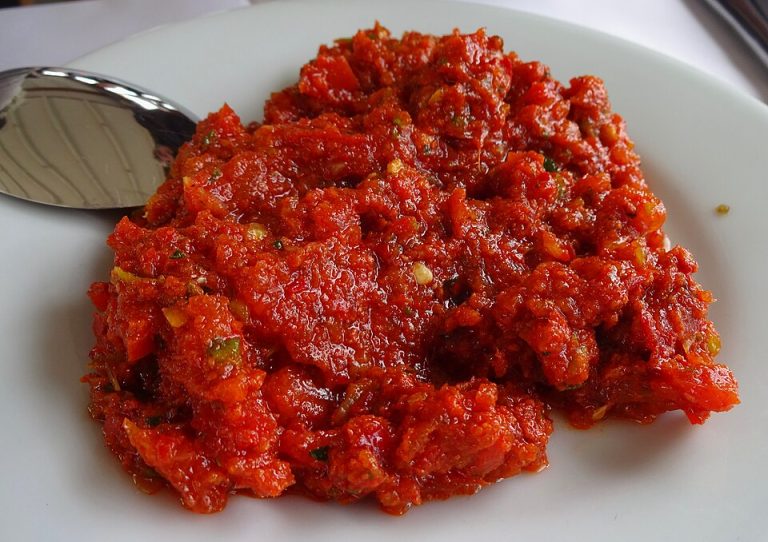 Acılı ezme meze tarifi