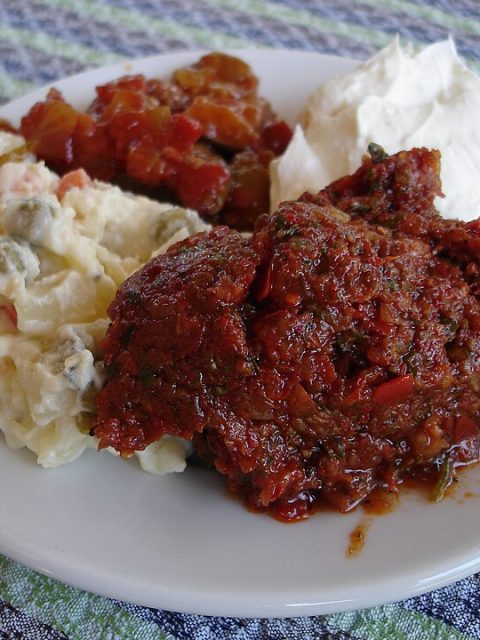 Meze sofrası sunumu