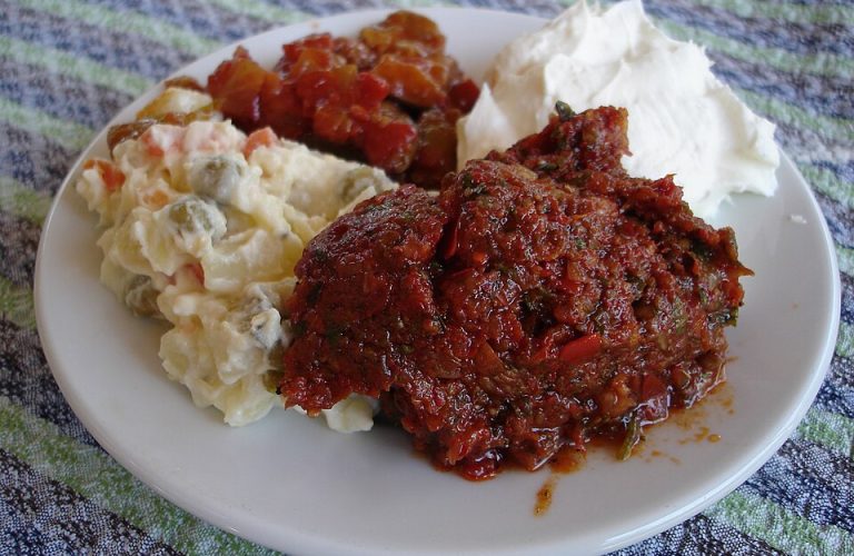 Meze sofrası sunumu