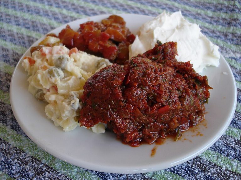Meze sofrası sunumu